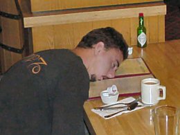 Betrunkener Mann mit Kopf auf Frühstückstisch